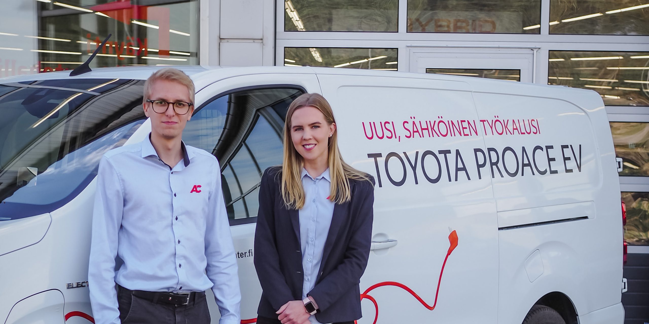 Christian Malinen ja Linda Teräs auttaa sinua löytämään sopivan yritysauton!