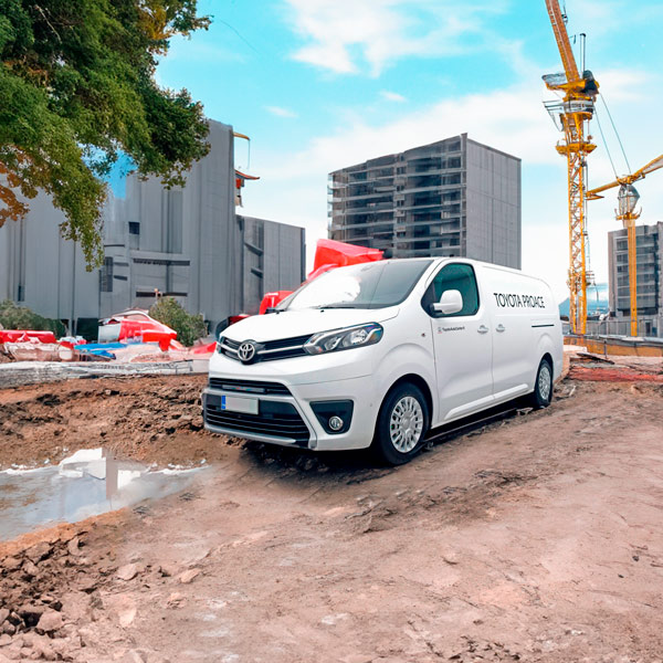 vaihtoautoleasing Toyota Proace työmaalla