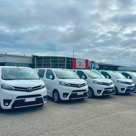 yritysautot rivissä Ac Auto-Centerin pihassa