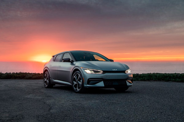 Kia EV6 auringonlaskussa