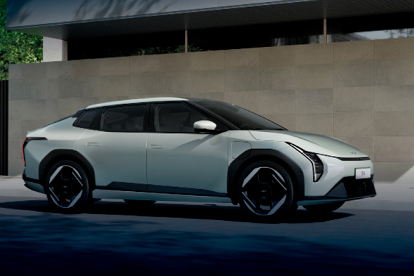 Kia EV4 sähköauto nähtävillä Turussa