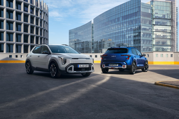 Kia Stonic kaksi autoa